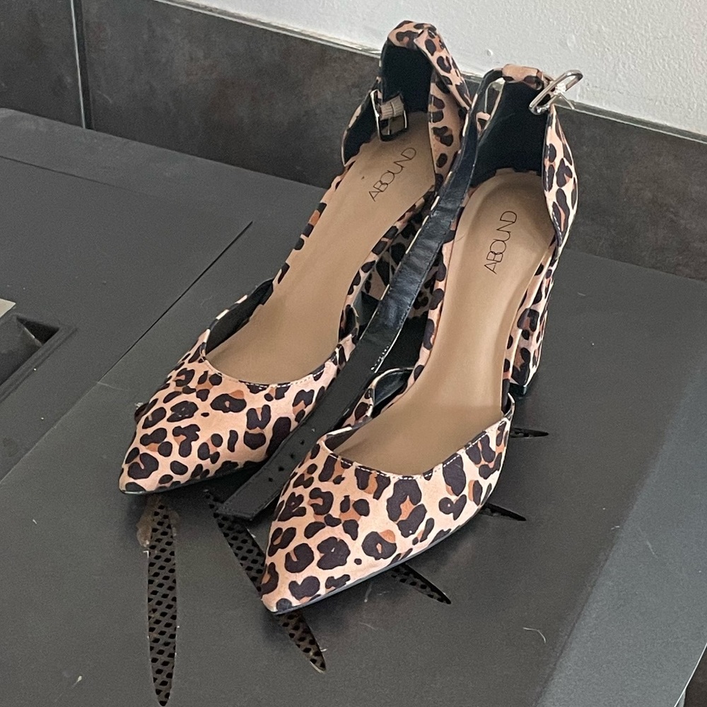 Never worn leopard print heels size 8.5